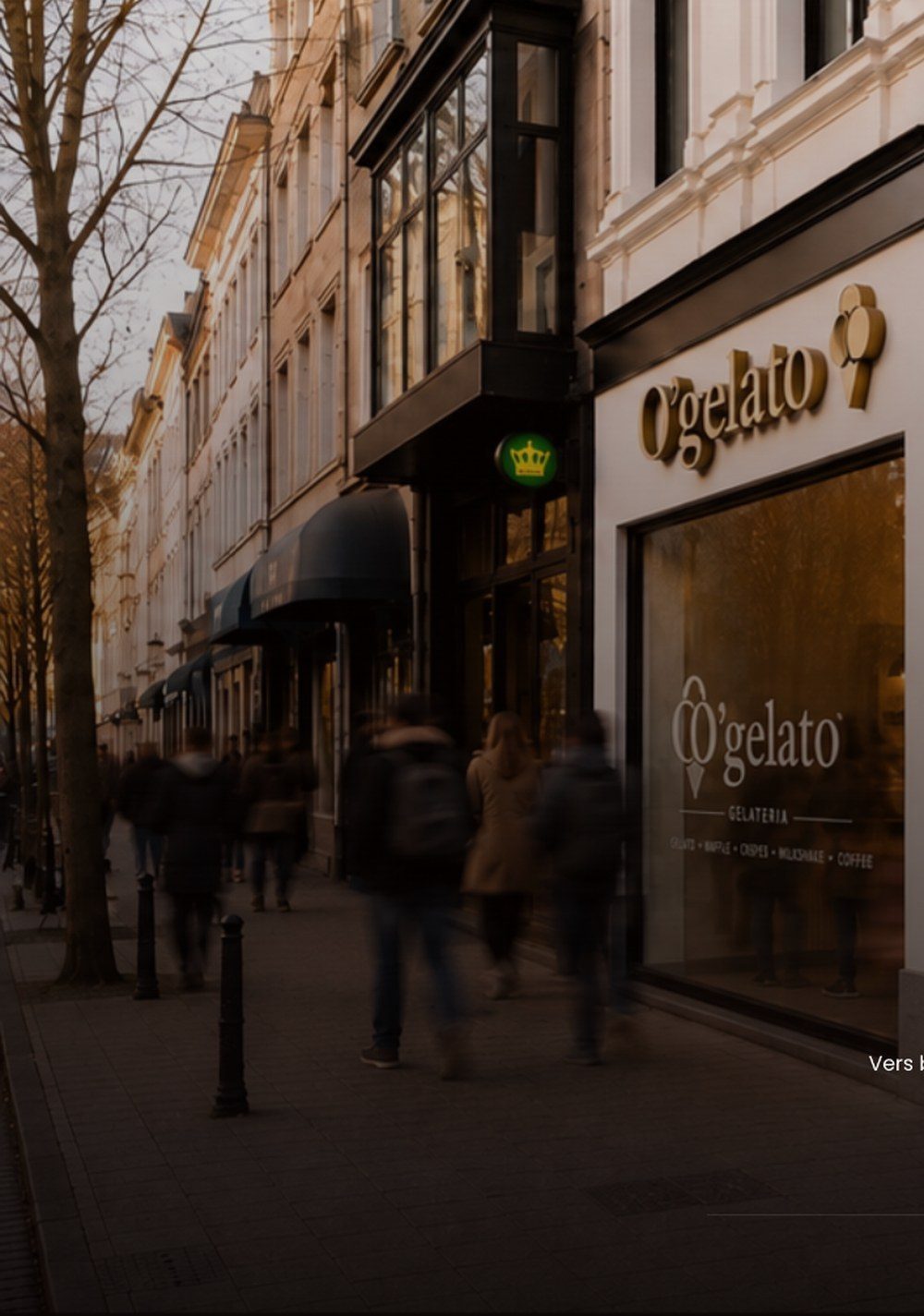 De O'Gelato-winkel op de hoek in Antwerpen, 's avonds verlicht