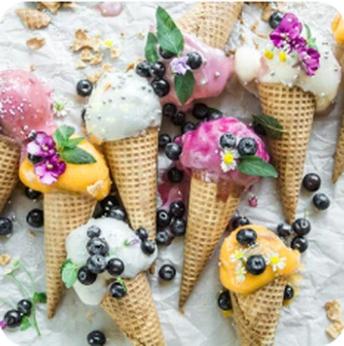 Hoorntjes met verse gelato en fruit