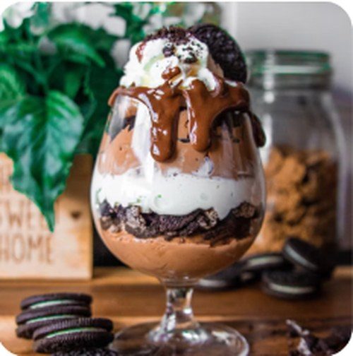 IJscoupe met chocolade en koekjes